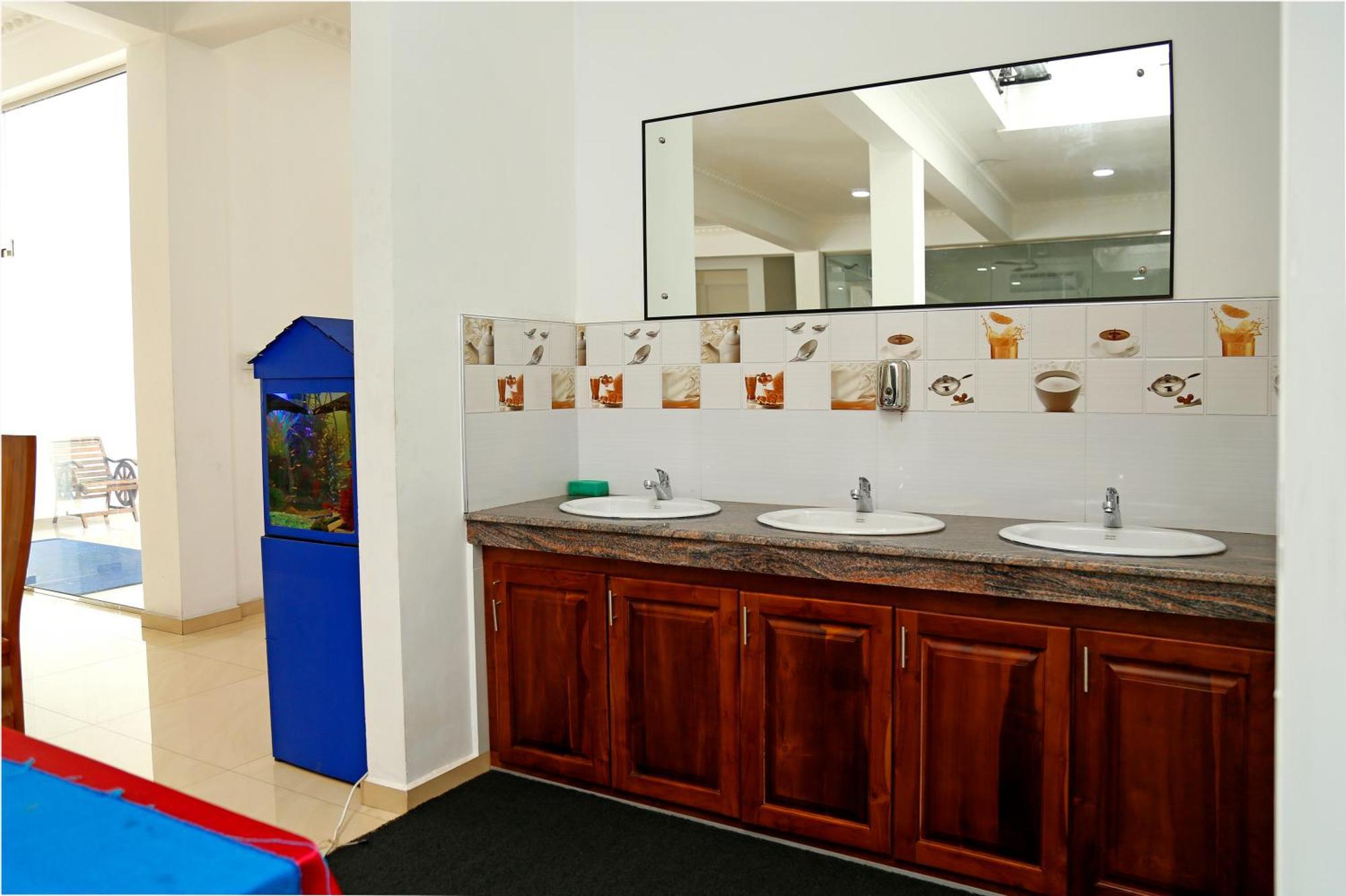 Ronaka Airport Transit Hotel Katunayaka Extérieur photo
